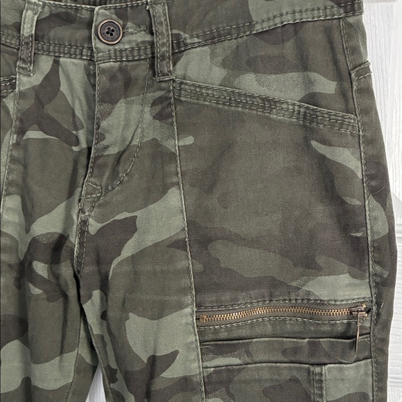 UNIONBAY Green Camouflage Cargo Pants with Zipper Detail under front pocket - Picture 2 of 9